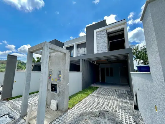 Sobrado Geminado no Água Verde