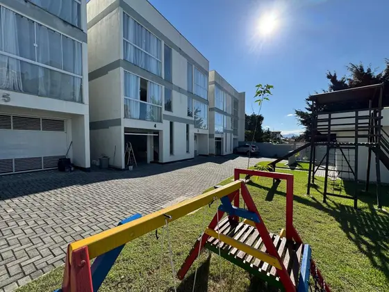 Sobrado Geminado no Água Verde